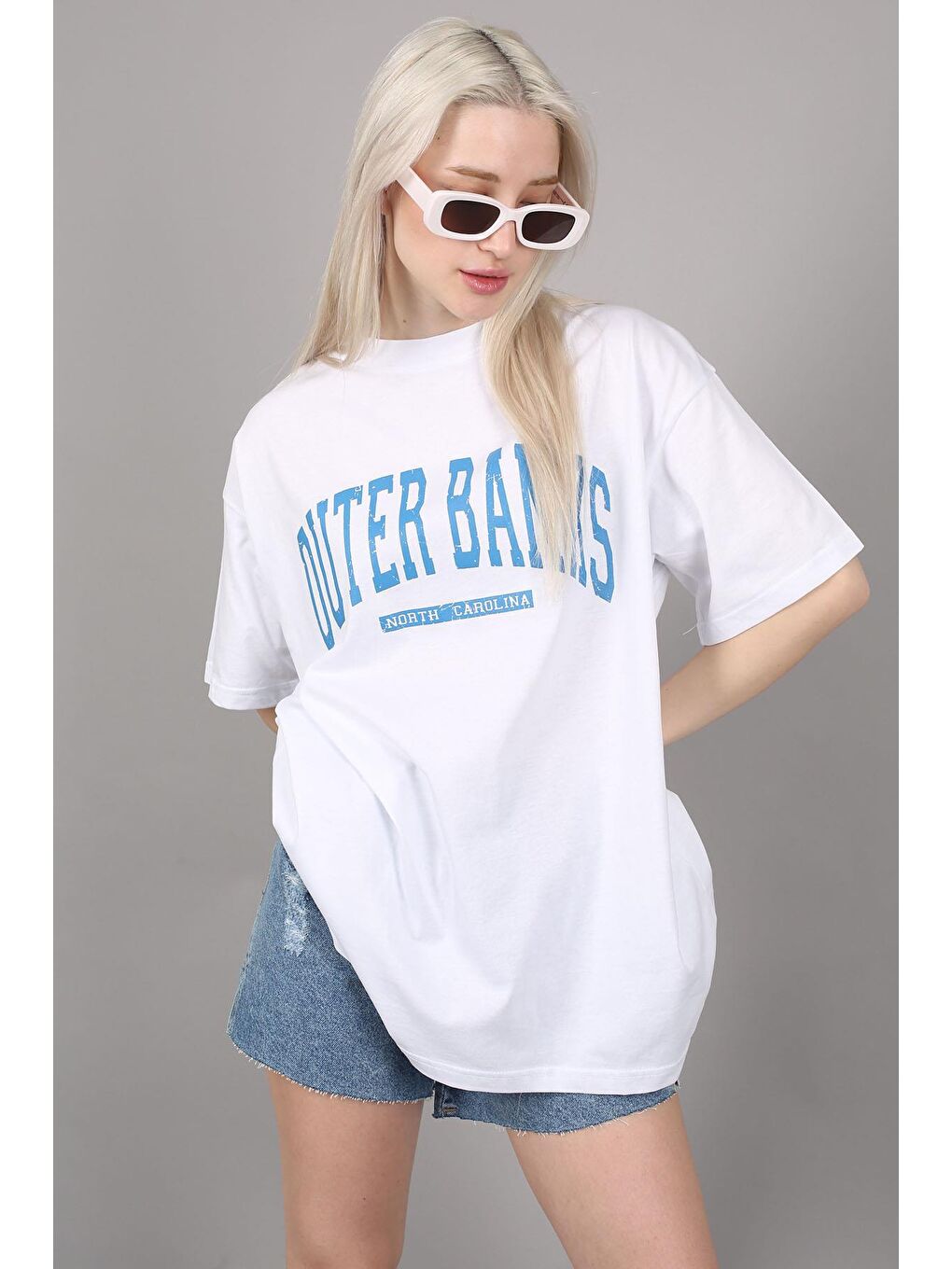 Beyaz Baskılı Oversize Yuvarlak Yaka Kadın Tişört-1