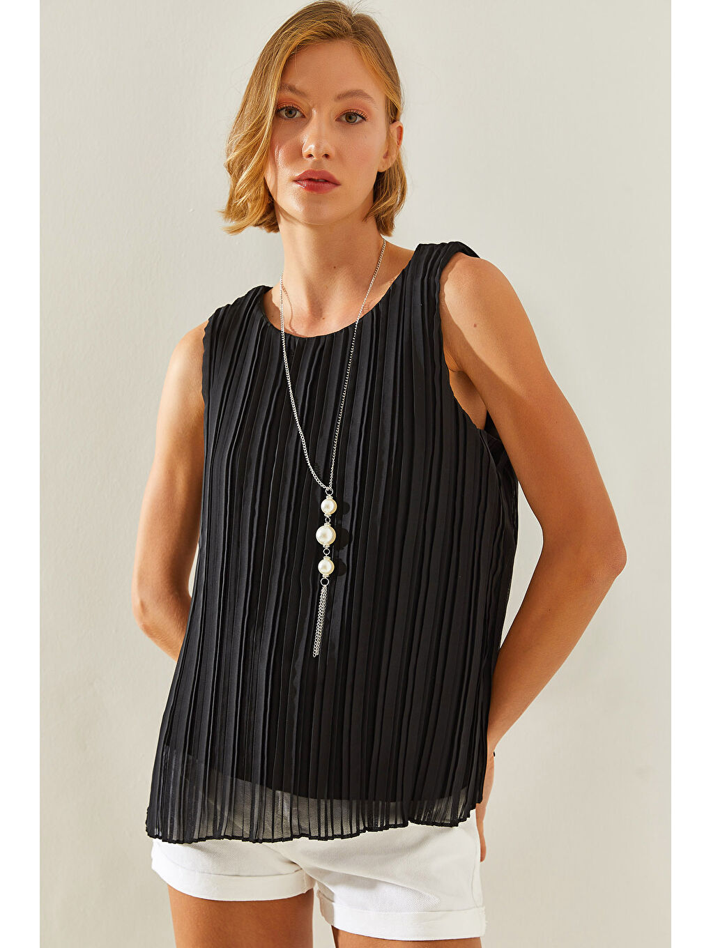 Siyah Kadın Piliseli Metal Kolye Aksesuarlı Astarlı Kalın Askılı Bluz