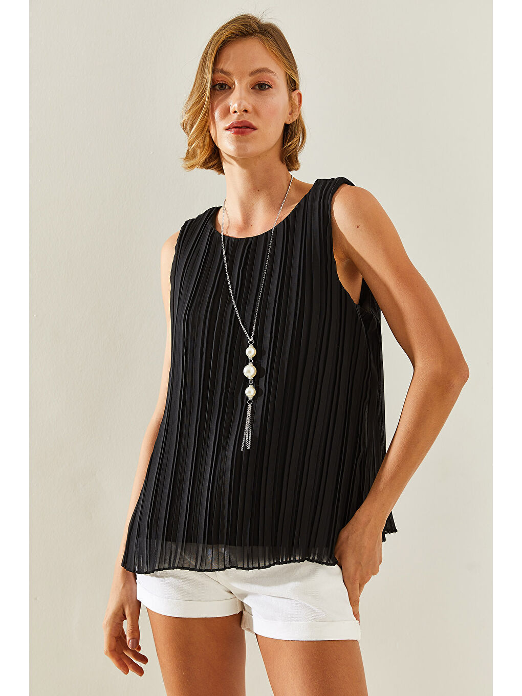 Siyah Kadın Piliseli Metal Kolye Aksesuarlı Astarlı Kalın Askılı Bluz-1