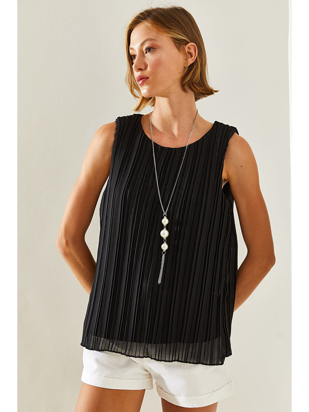 Siyah Kadın Piliseli Metal Kolye Aksesuarlı Astarlı Kalın Askılı Bluz-2