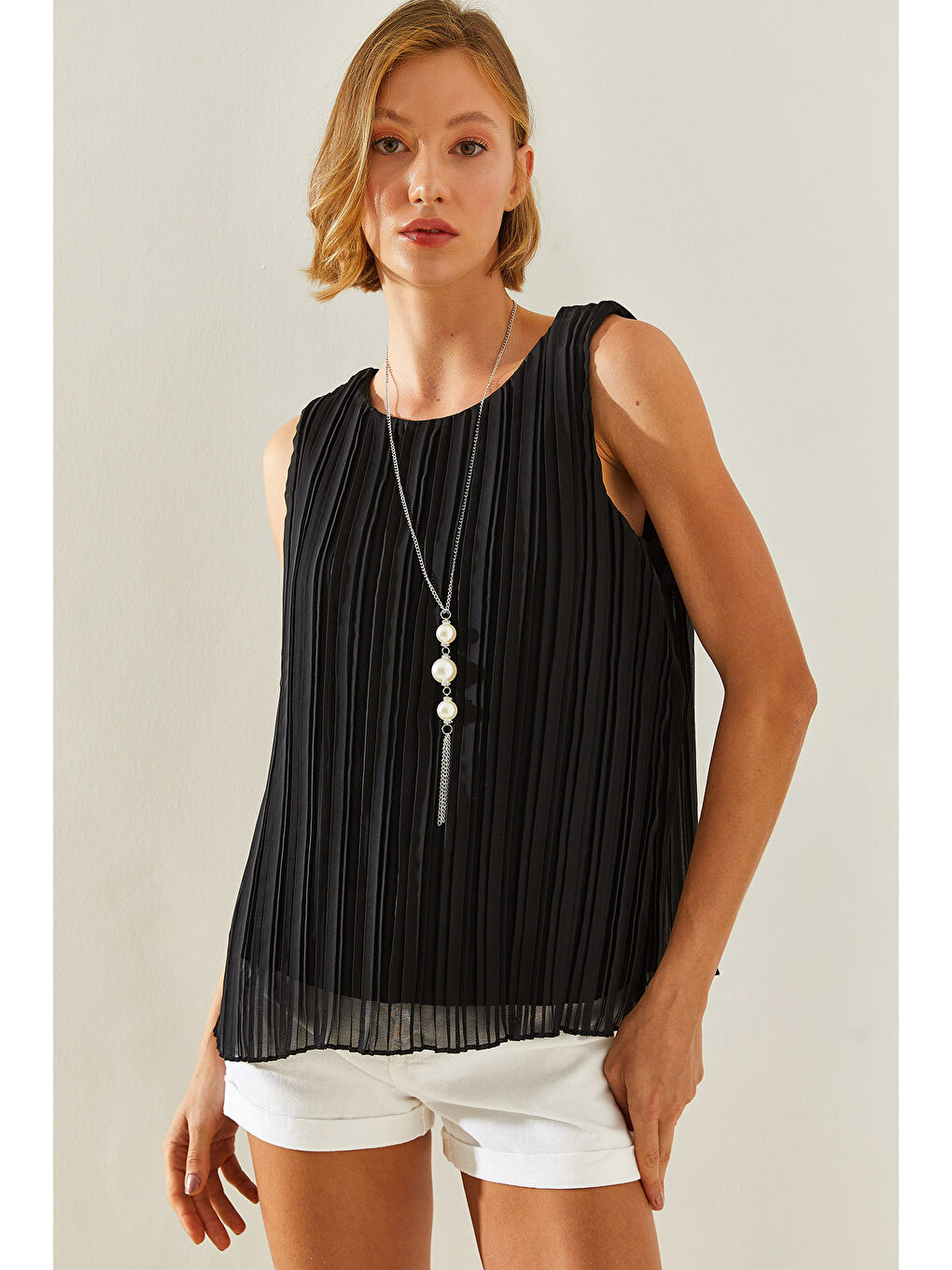 Siyah Kadın Piliseli Metal Kolye Aksesuarlı Astarlı Kalın Askılı Bluz-3