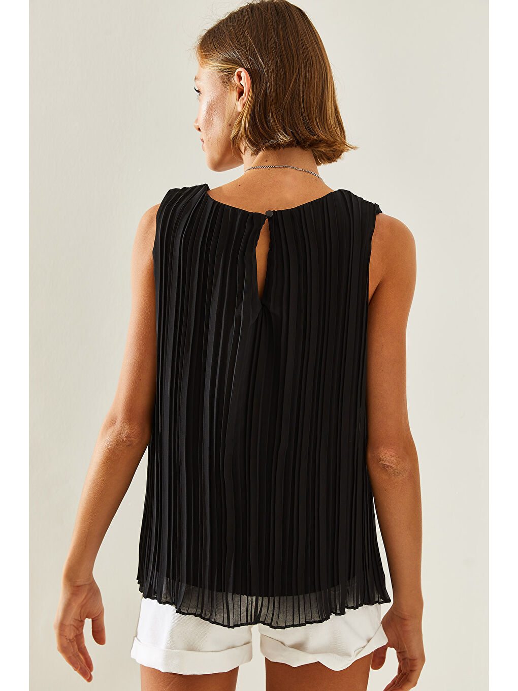 Siyah Kadın Piliseli Metal Kolye Aksesuarlı Astarlı Kalın Askılı Bluz-4