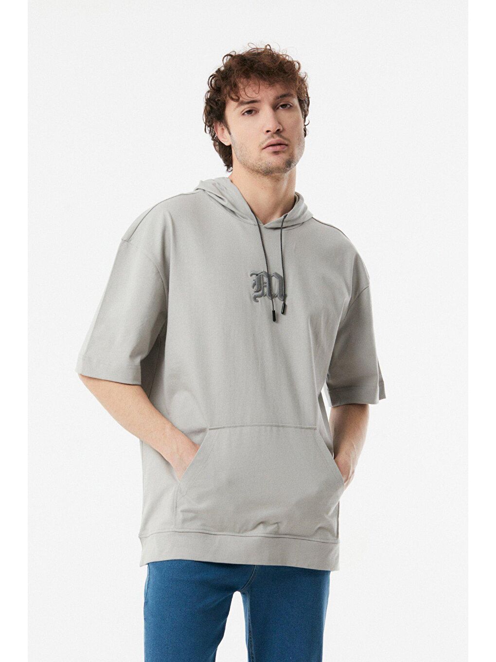 Gri Nakışlı Kapüşonlu Kanguru Cepli Oversize Tişört
