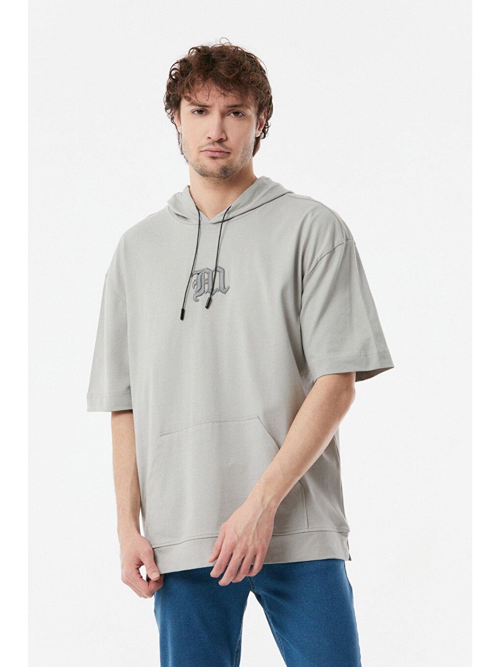 Gri Nakışlı Kapüşonlu Kanguru Cepli Oversize Tişört-1
