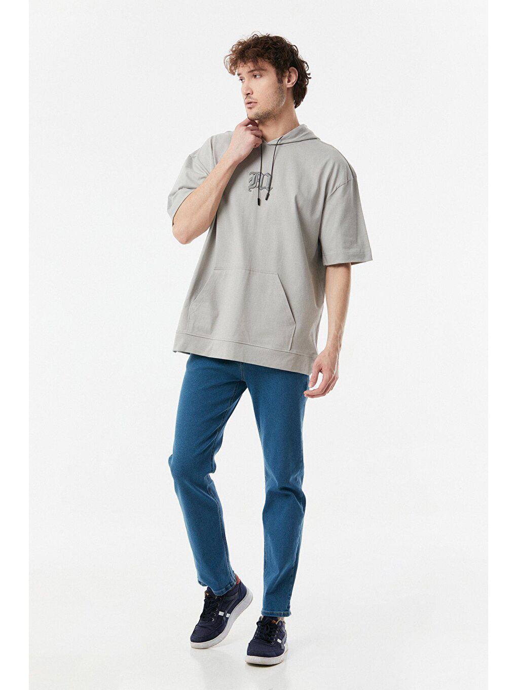 Gri Nakışlı Kapüşonlu Kanguru Cepli Oversize Tişört-2