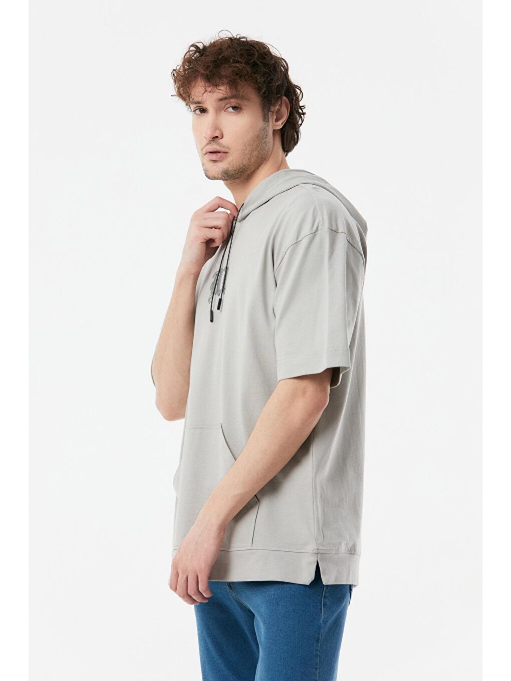 Gri Nakışlı Kapüşonlu Kanguru Cepli Oversize Tişört-3