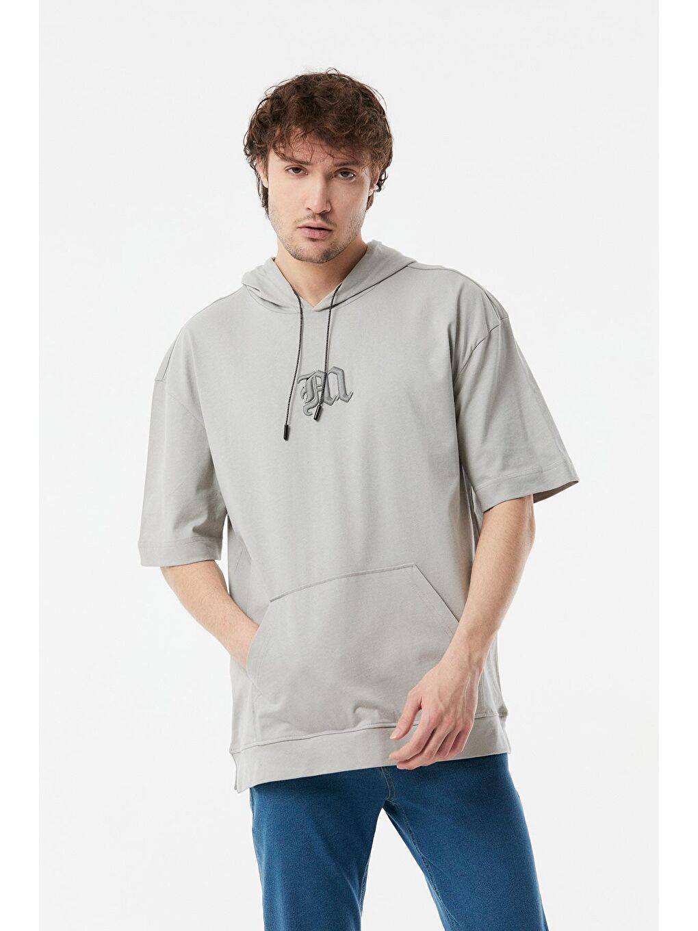 Gri Nakışlı Kapüşonlu Kanguru Cepli Oversize Tişört-4