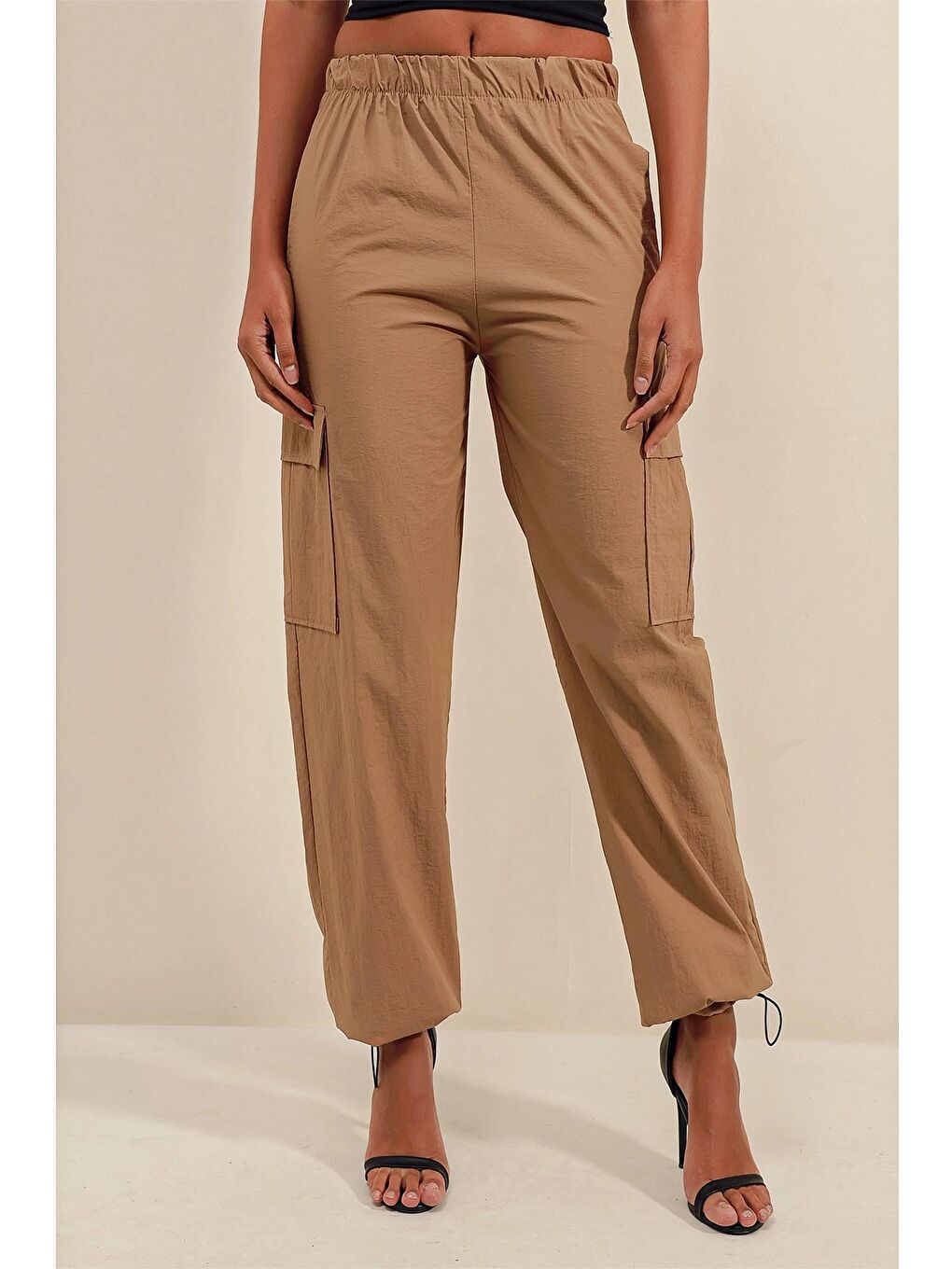 Bej Beli ve Paçası Lastikli Kargo Cep Paraşüt Pantolon