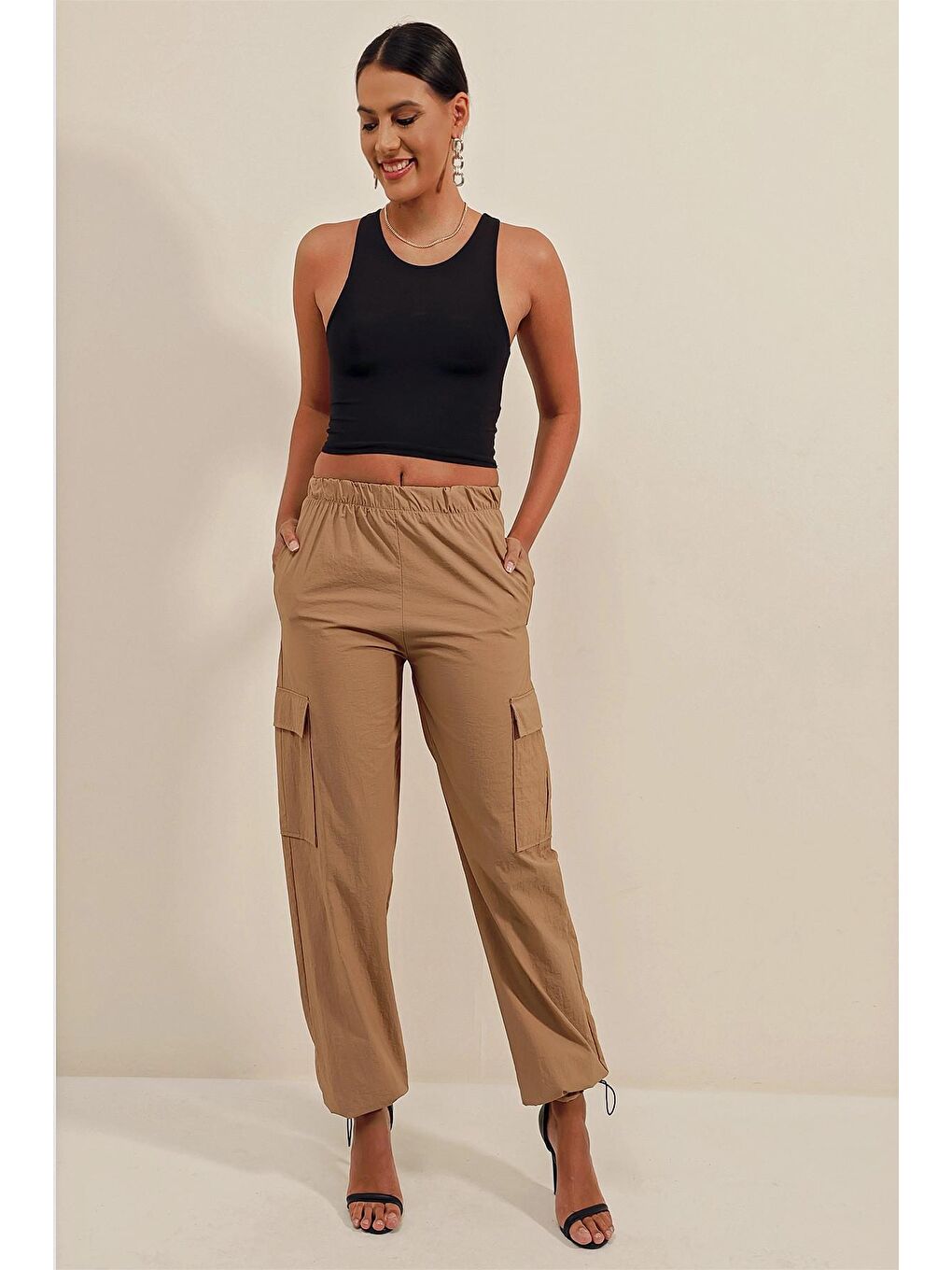Bej Beli ve Paçası Lastikli Kargo Cep Paraşüt Pantolon-3