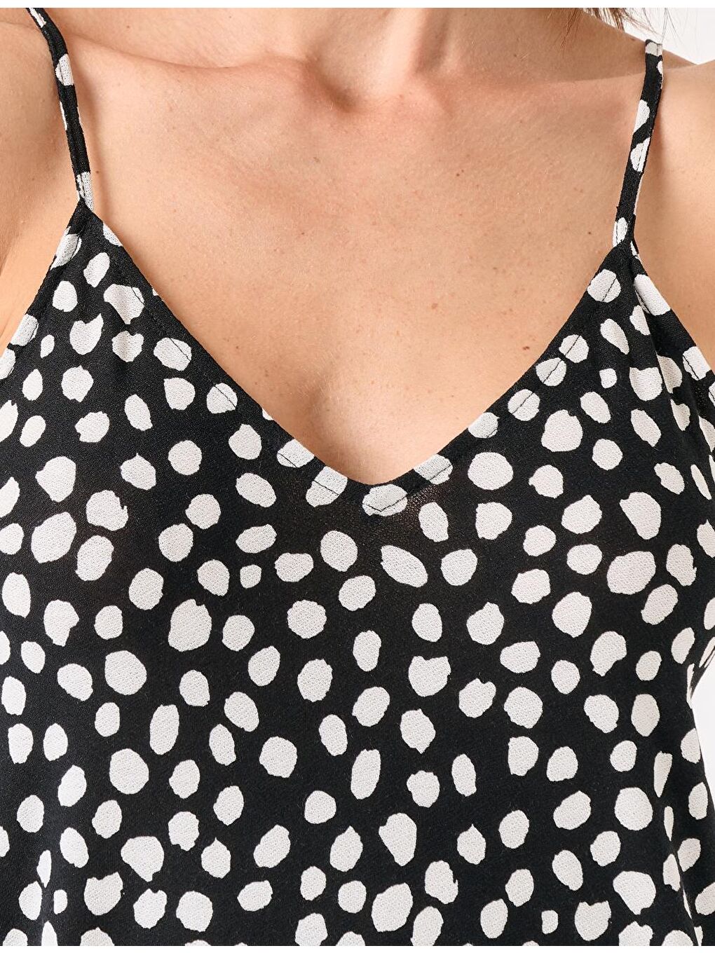 Siyah Askılı V Yaka Puantiyeli Mini Elbise-1