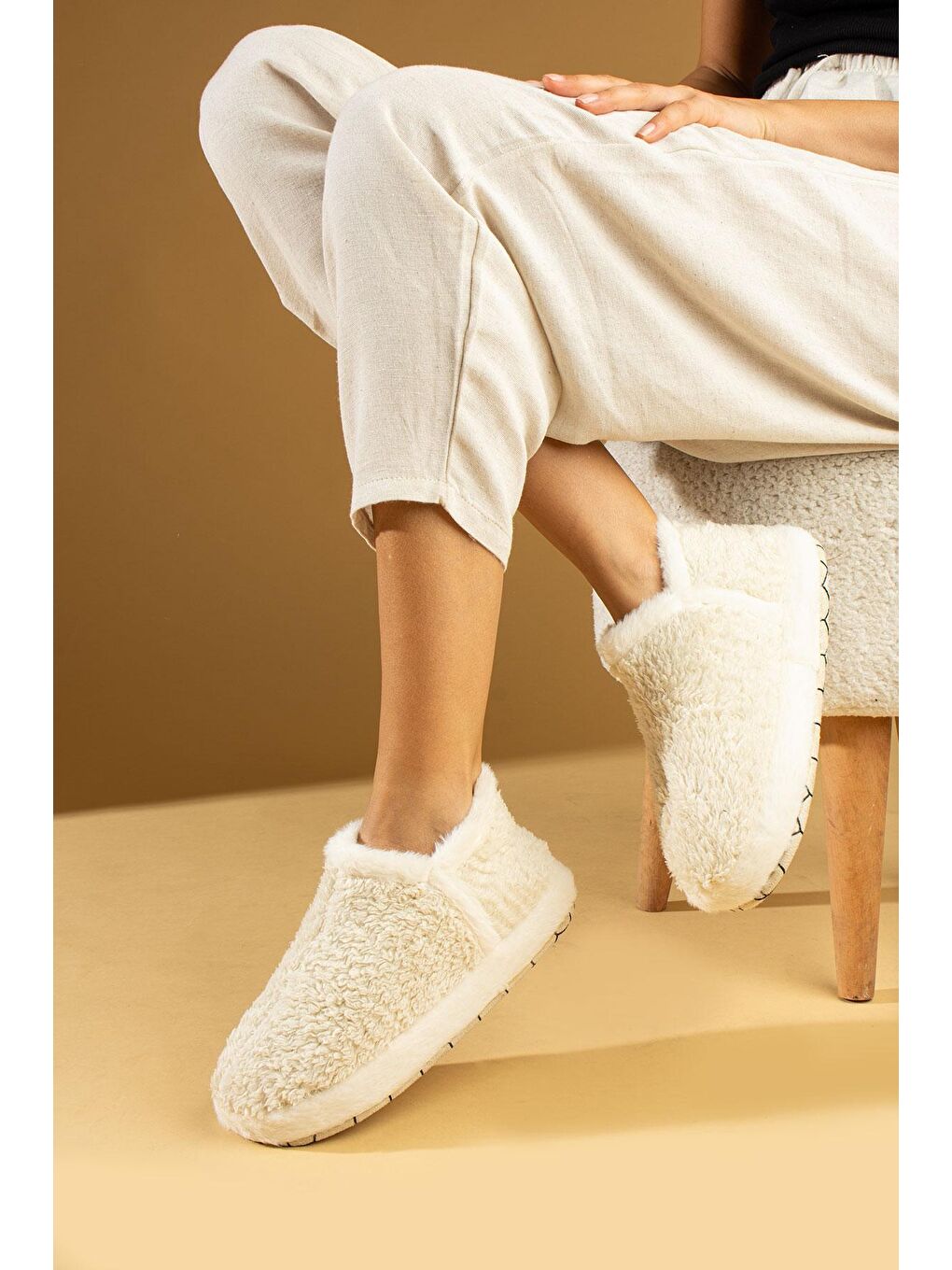 Ekru Kaymaz Kalın Taban Rahat Kalıp Pelüş Kadın Ev Botu P01-33-23