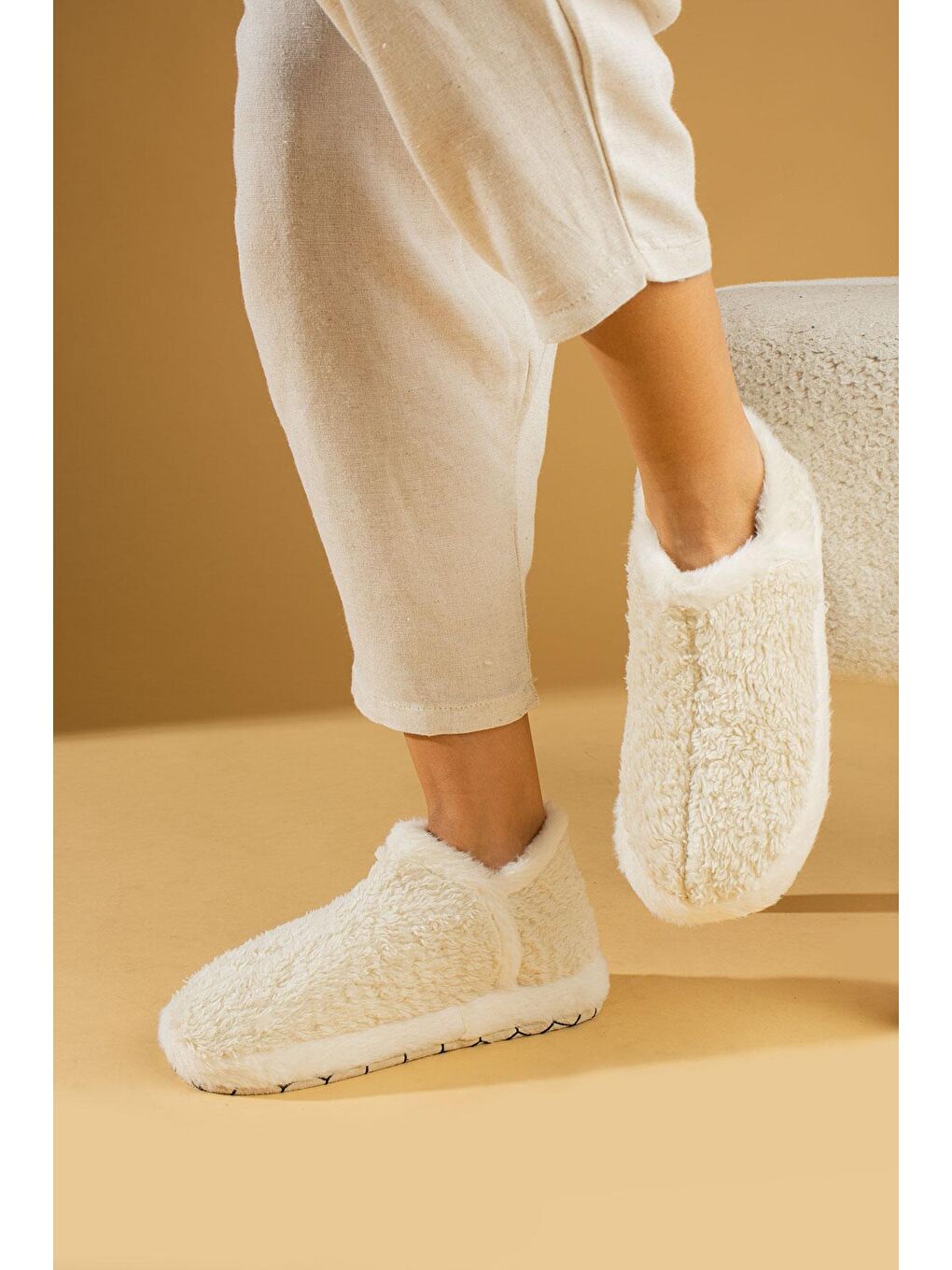 Ekru Kaymaz Kalın Taban Rahat Kalıp Pelüş Kadın Ev Botu P01-33-23-1