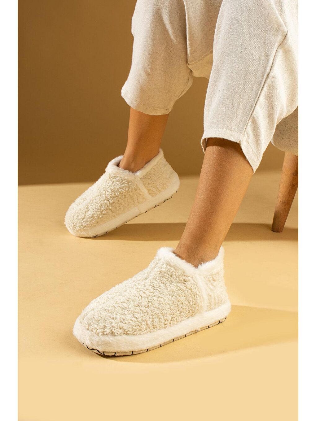 Ekru Kaymaz Kalın Taban Rahat Kalıp Pelüş Kadın Ev Botu P01-33-23-2