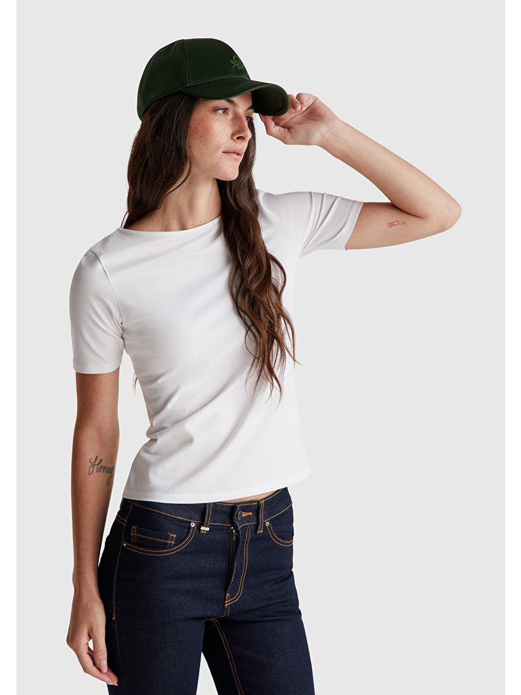 Kadın Beyaz Pamuk Karışımlı Örme Slim Fit Geniş Yaka T-Shirt