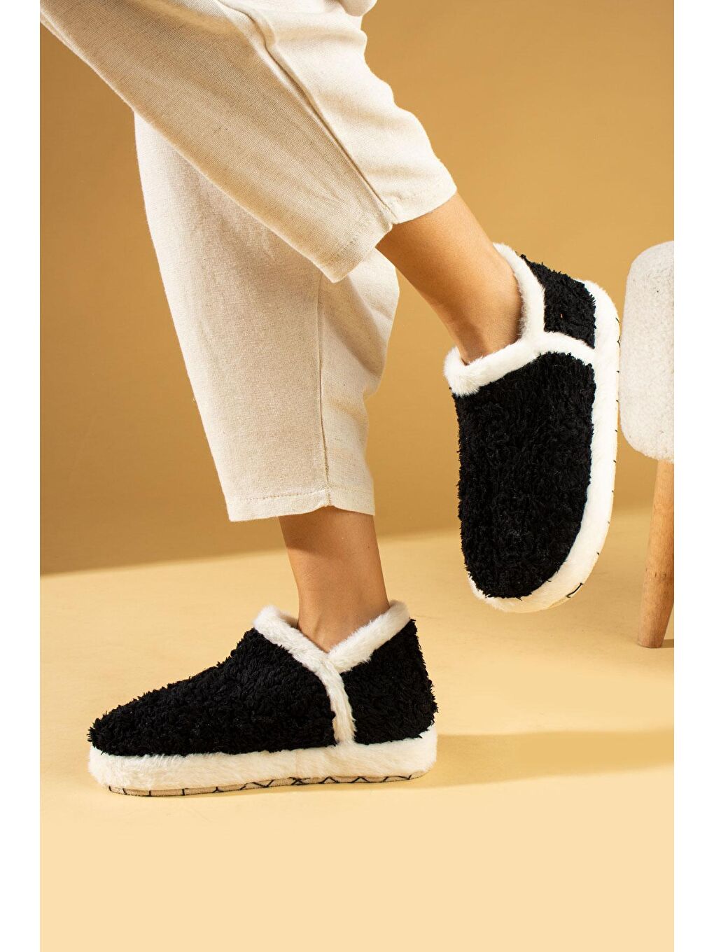 Siyah Kaymaz Kalın Taban Rahat Kalıp Pelüş Kadın Ev Botu P01-33-23-1