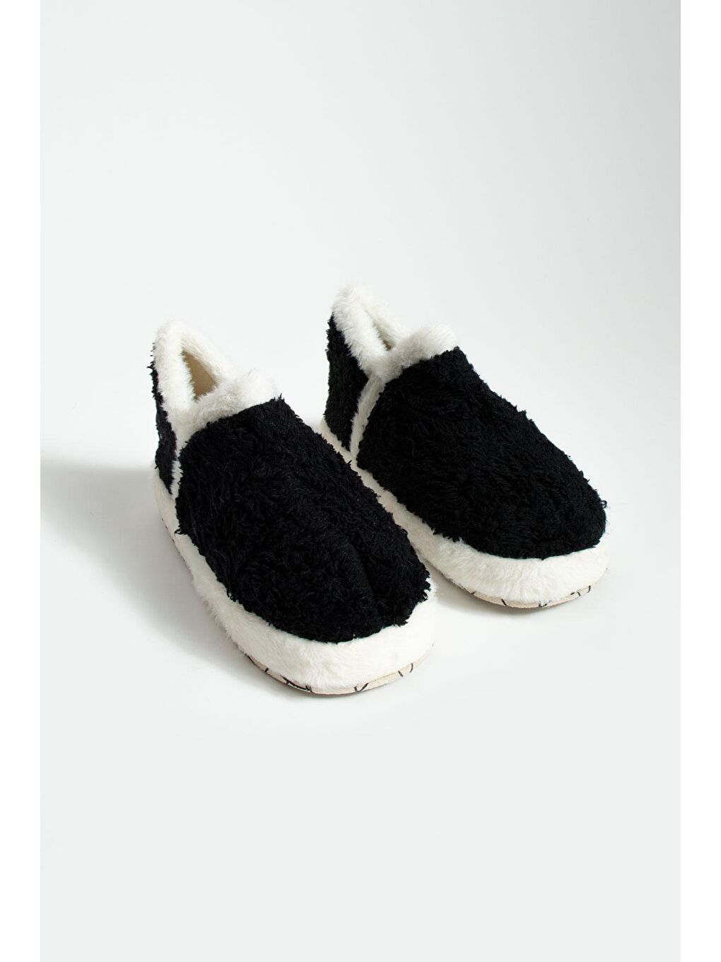 Siyah Kaymaz Kalın Taban Rahat Kalıp Pelüş Kadın Ev Botu P01-33-23-2