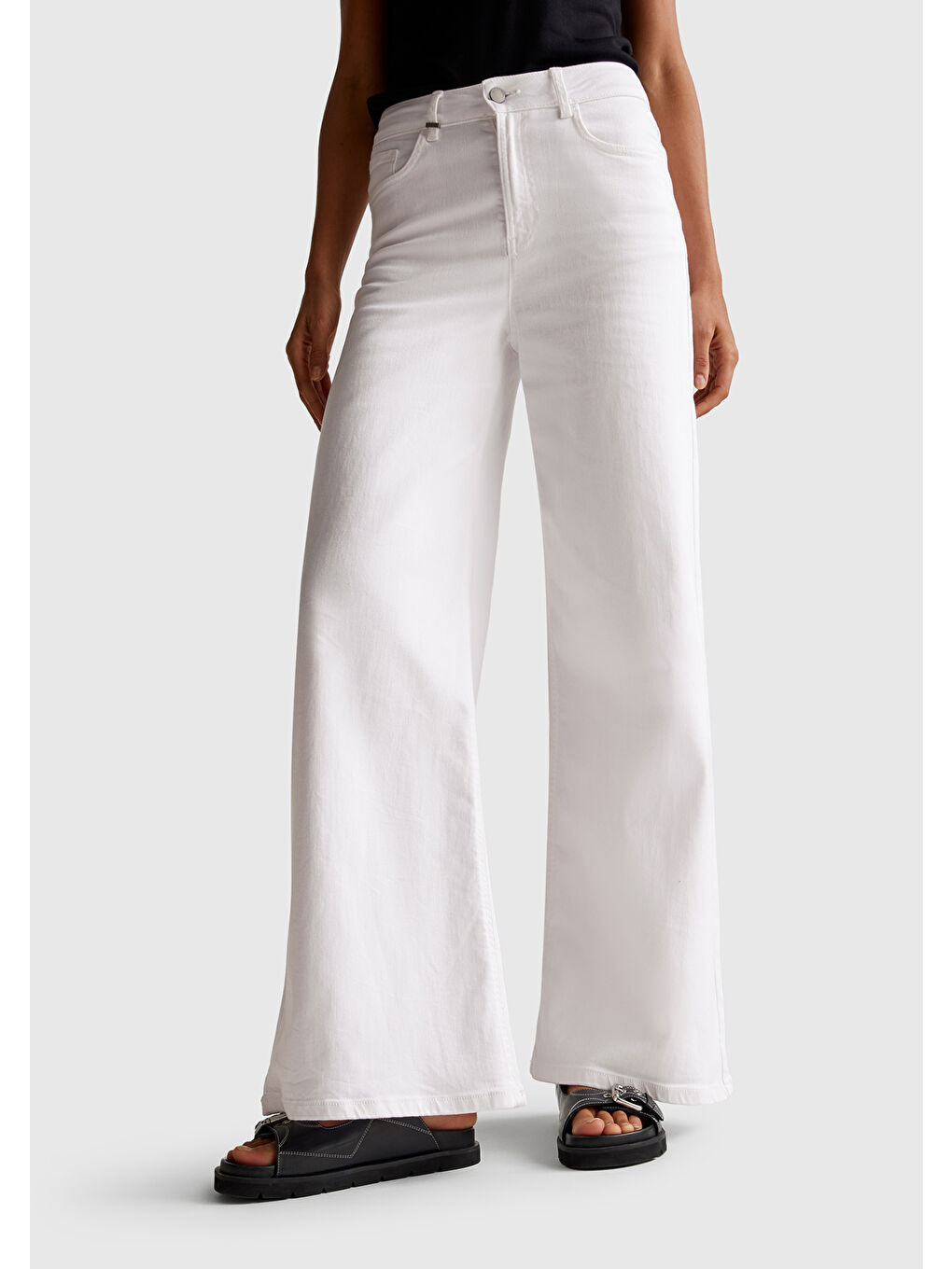 Kadın Beyaz Streç Pamuklu Arkası Logo Etiketli Bol Kesim Pantolon