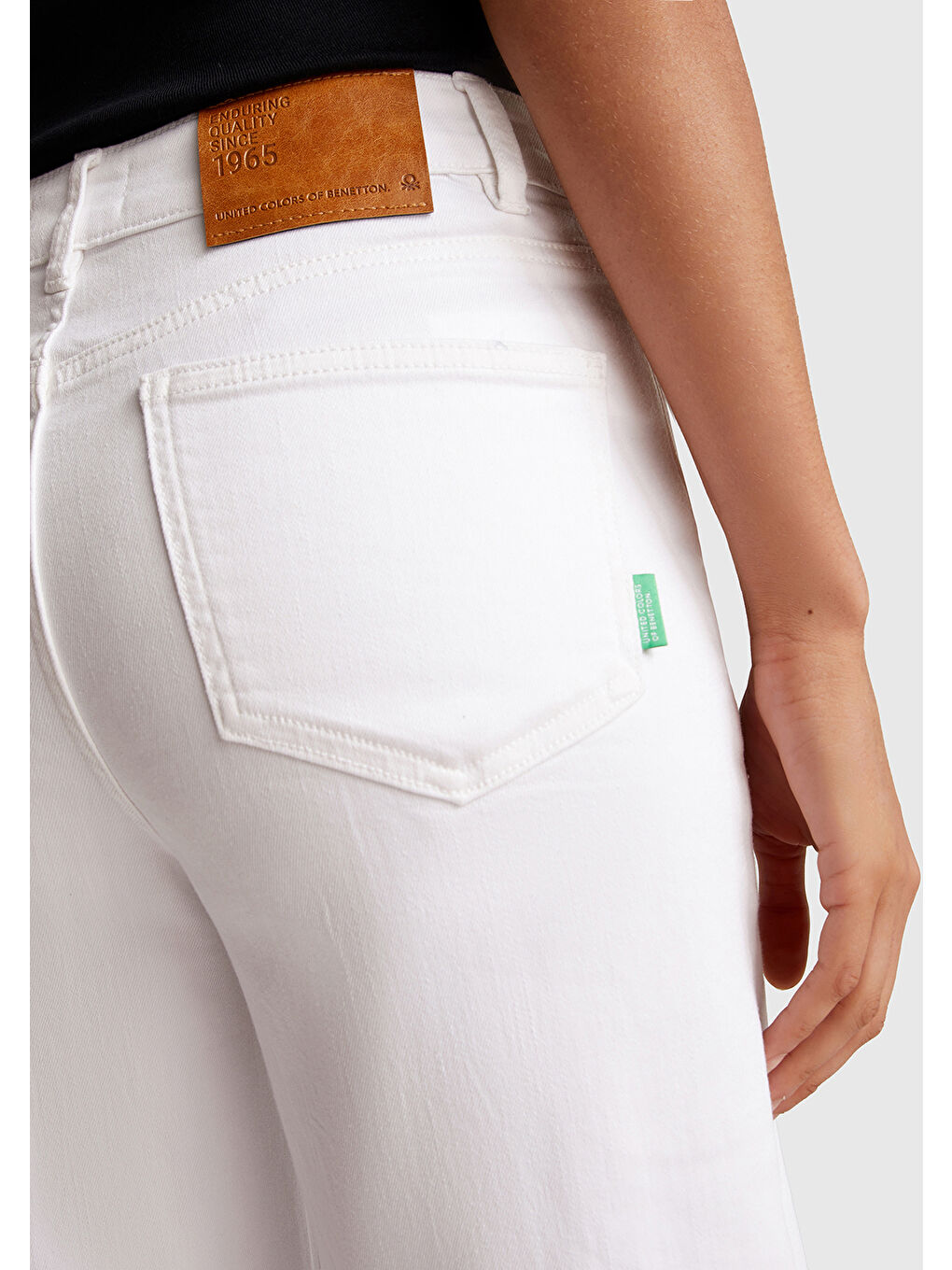 Kadın Beyaz Streç Pamuklu Arkası Logo Etiketli Bol Kesim Pantolon-5