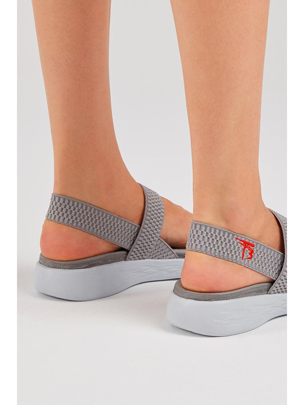 Kadın Gri Lastikli Düz Rahat Kalıp Memory Taban Sandalet-4