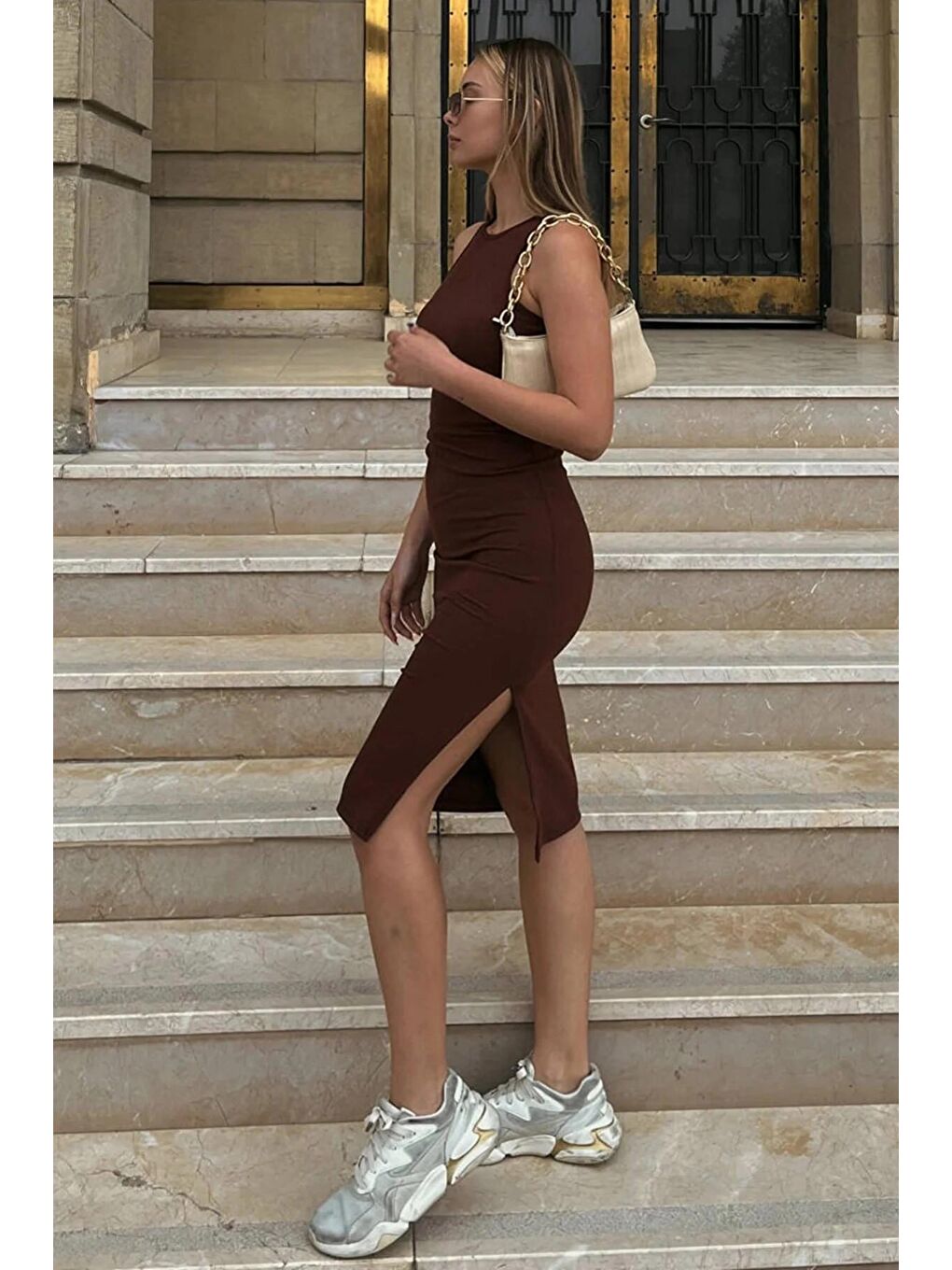 Kahverengi Fitilli Yırtmaçlı Vücudu Saran Elbise