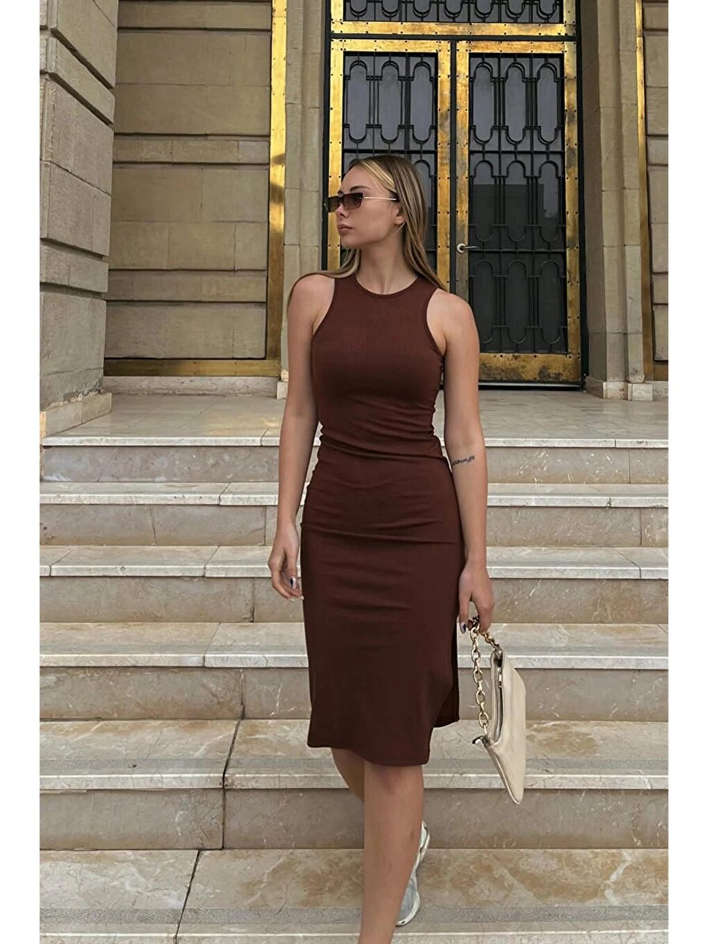 Kahverengi Fitilli Yırtmaçlı Vücudu Saran Elbise-1