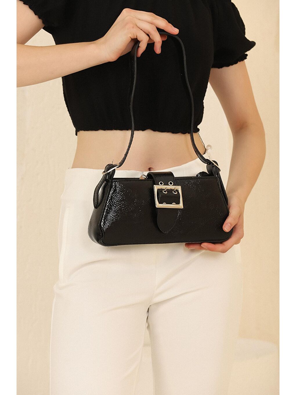 Siyah Kemer Detaylı Omuz Çantası