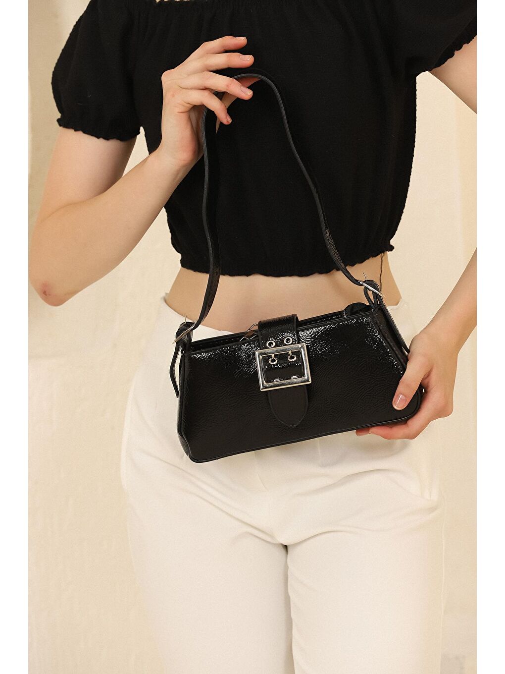 Siyah Kemer Detaylı Omuz Çantası-1