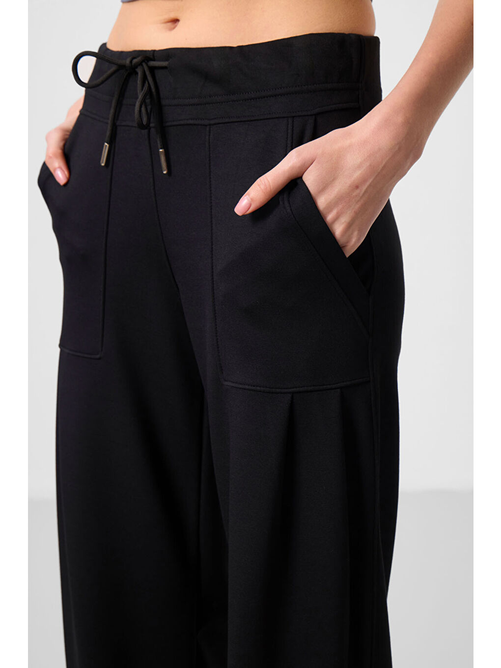 Siyah Yumuşak Dokulu Cep Detaylı Rahat Form Kadın Pantolon - 94672-2