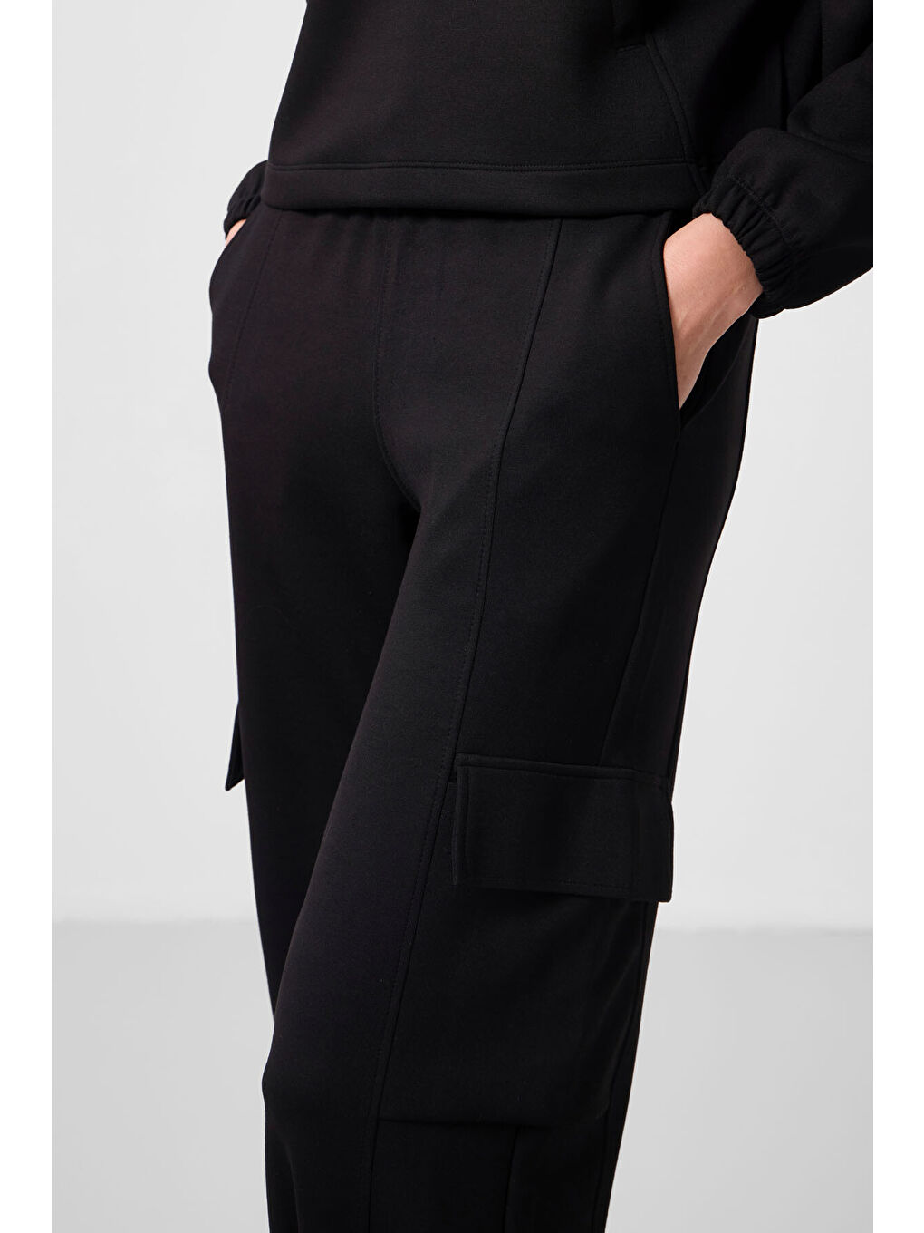 Siyah Yumuşak Dokulu Dik Yaka Gizli Fermuarlı Oversize Kadın Eşofman Takım - 95351-3