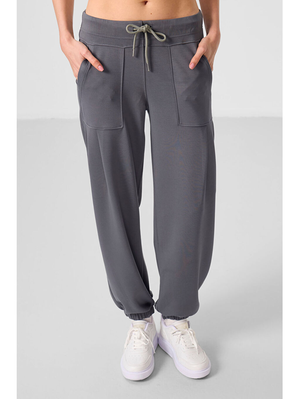 Koyu Gri Yumuşak Dokulu Cep Detaylı Rahat Form Kadın Pantolon - 94672-1