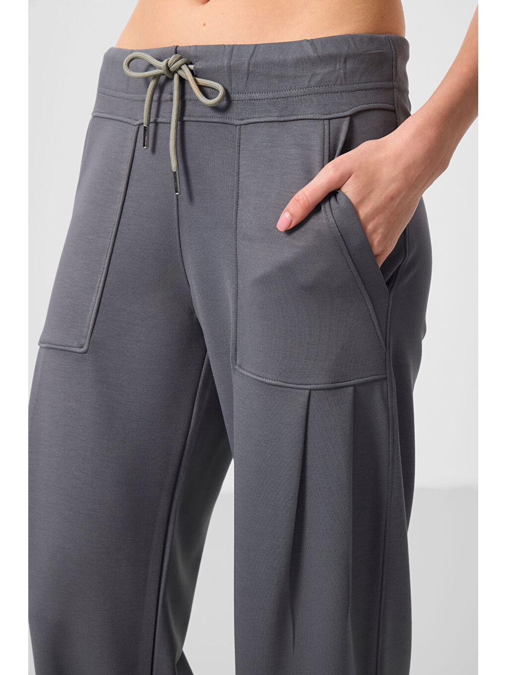 Koyu Gri Yumuşak Dokulu Cep Detaylı Rahat Form Kadın Pantolon - 94672-2