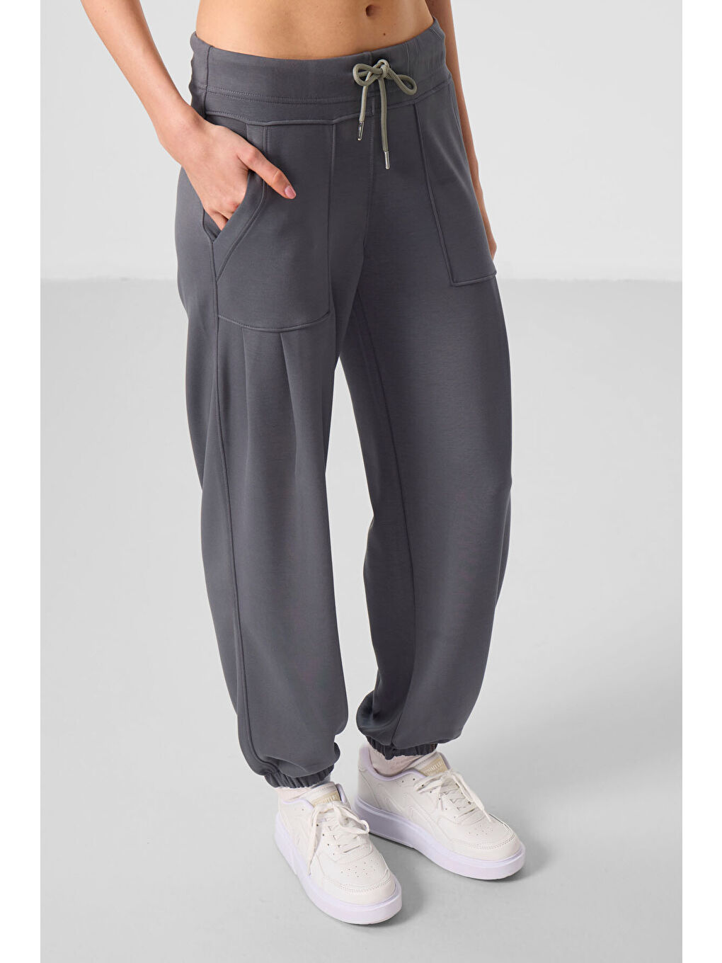 Koyu Gri Yumuşak Dokulu Cep Detaylı Rahat Form Kadın Pantolon - 94672-3