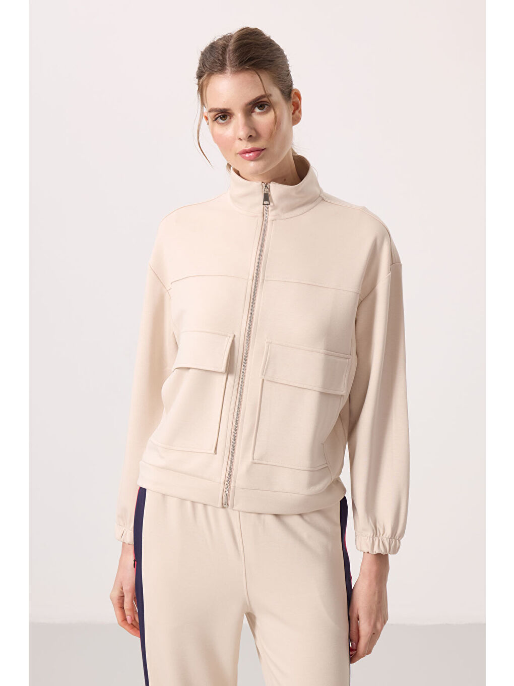 Bej Yumuşak Dokulu Dik Yaka Oversize Kargo Cepli Kadın Crop Top Sweatshirt - 97301