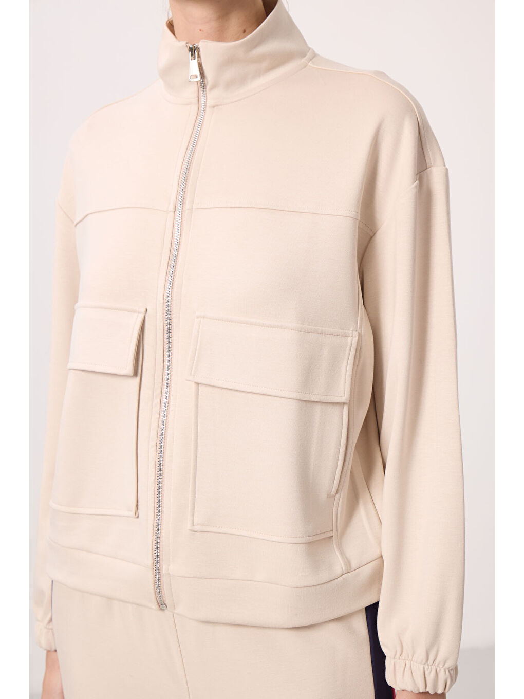 Bej Yumuşak Dokulu Dik Yaka Oversize Kargo Cepli Kadın Crop Top Sweatshirt - 97301-1