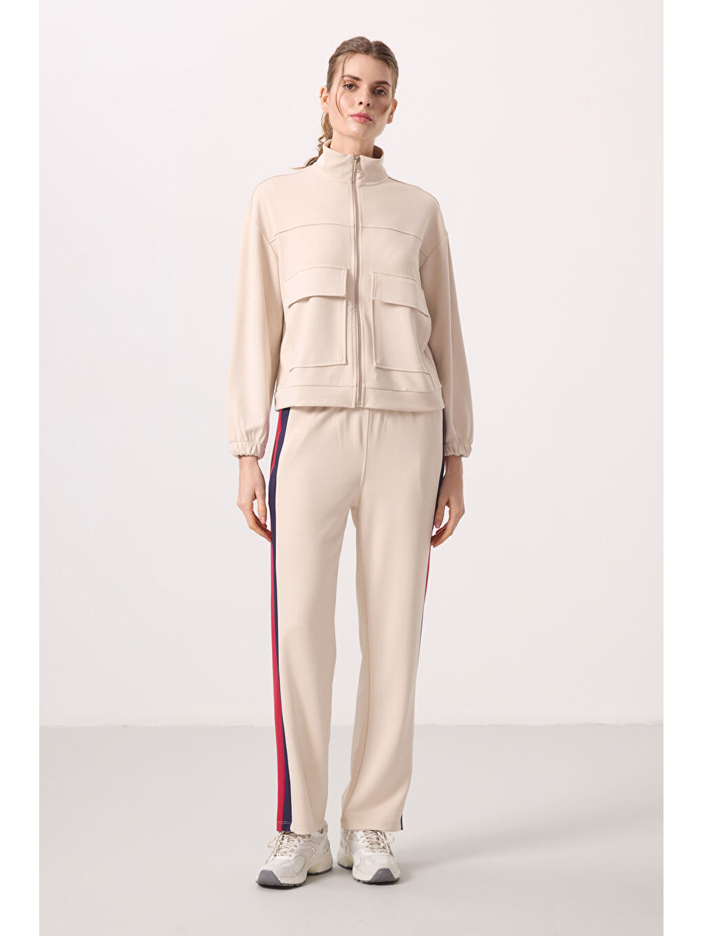 Bej Yumuşak Dokulu Dik Yaka Oversize Kargo Cepli Kadın Crop Top Sweatshirt - 97301-2