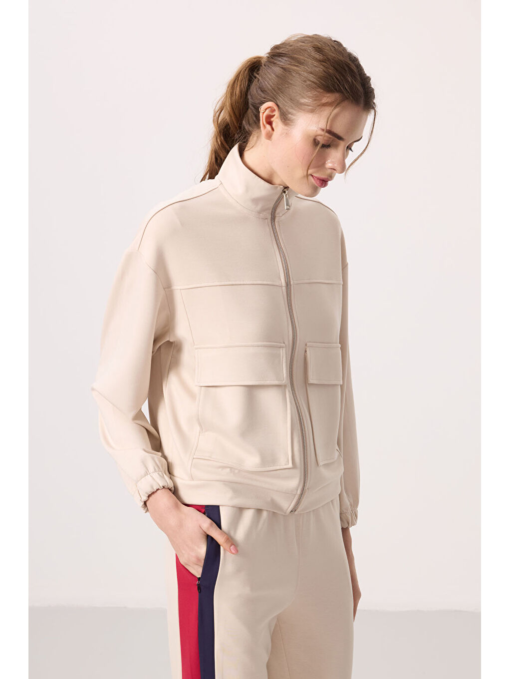 Bej Yumuşak Dokulu Dik Yaka Oversize Kargo Cepli Kadın Crop Top Sweatshirt - 97301-3