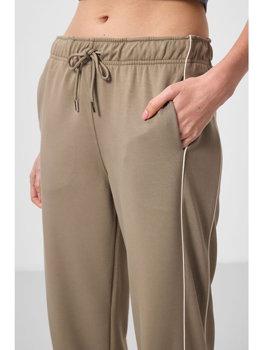 Koyu Bej Yumuşak Dokulu Yan Panel Detaylı Geniş Paça Kadın Palazzo Pantolon - 94669-2