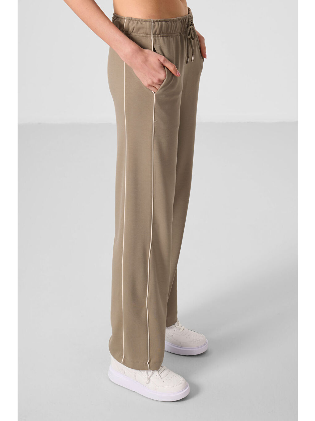 Koyu Bej Yumuşak Dokulu Yan Panel Detaylı Geniş Paça Kadın Palazzo Pantolon - 94669-3