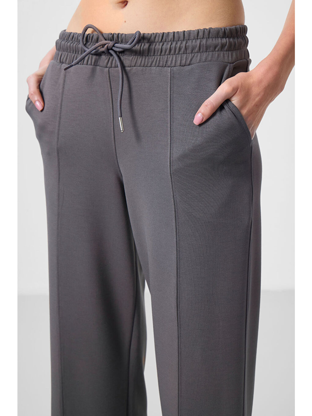 Koyu Gri Yumuşak Dokulu Cepli Ön Dikiş Detaylı Kadın Palazzo Pantolon - 94670-2