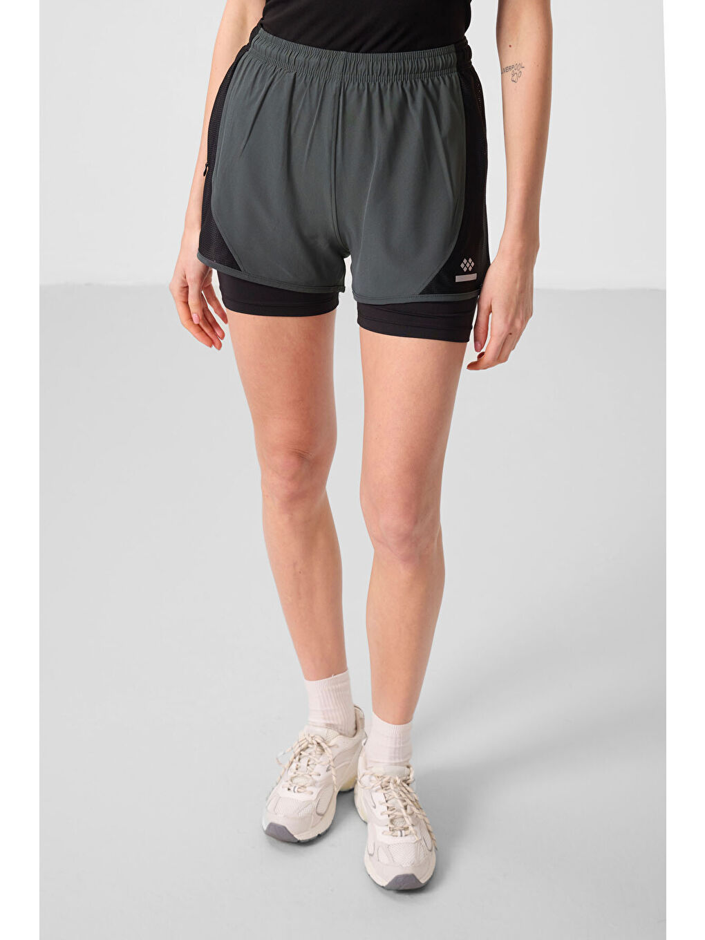 Haki Polyester Gizli Cep Fermuarlı Standart Kalıp Kadın İçi Taytlı Şort - 91015-1