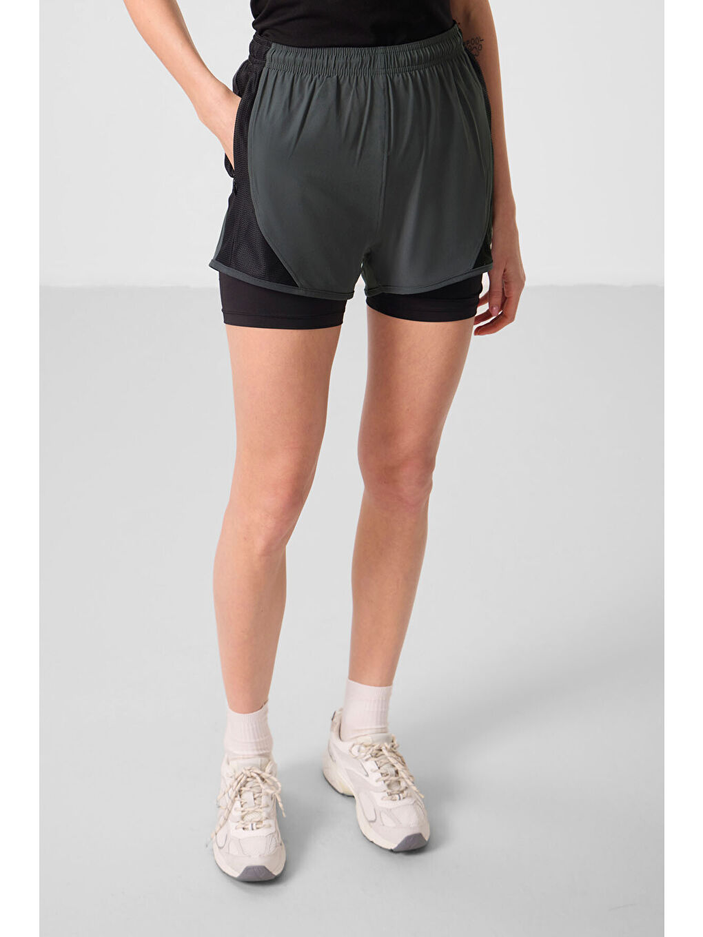 Haki Polyester Gizli Cep Fermuarlı Standart Kalıp Kadın İçi Taytlı Şort - 91015-3