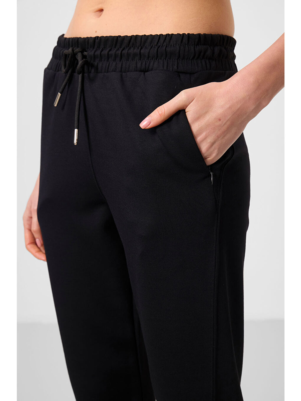 Siyah Yumuşak Dokulu Gizli Fermuarlı Dar Paça Kadın Pantolon - 94668-2