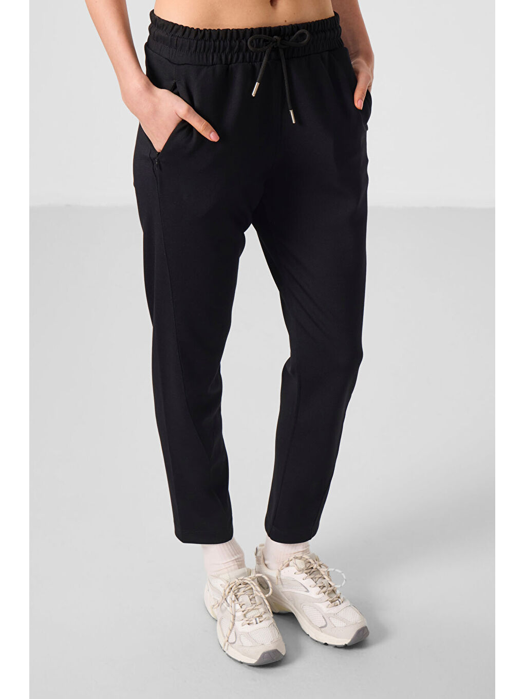 Siyah Yumuşak Dokulu Gizli Fermuarlı Dar Paça Kadın Pantolon - 94668-4