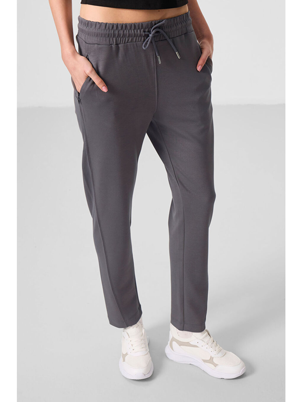 Koyu Gri Yumuşak Dokulu Gizli Fermuarlı Dar Paça Kadın Pantolon - 94668-1