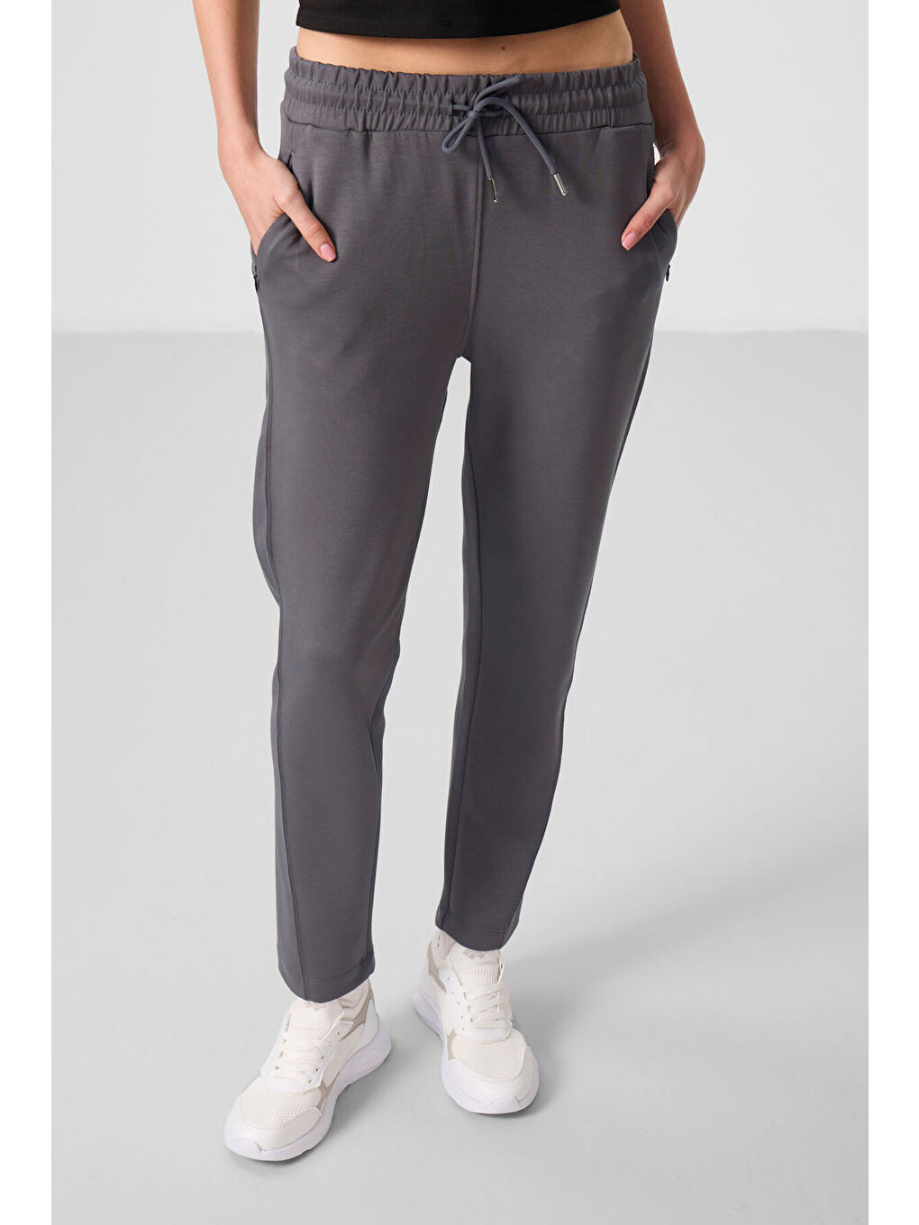 Koyu Gri Yumuşak Dokulu Gizli Fermuarlı Dar Paça Kadın Pantolon - 94668-2