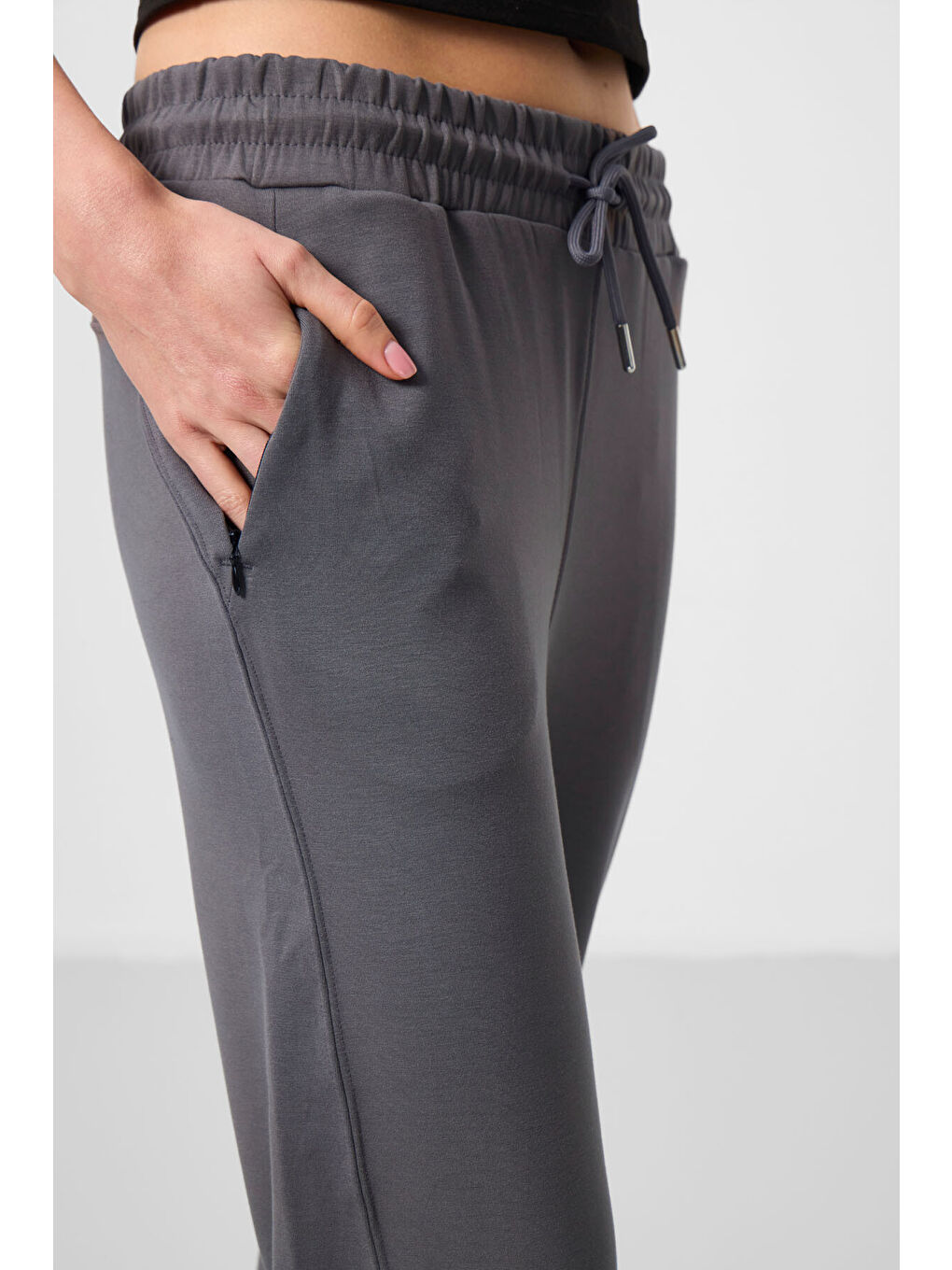 Koyu Gri Yumuşak Dokulu Gizli Fermuarlı Dar Paça Kadın Pantolon - 94668-3