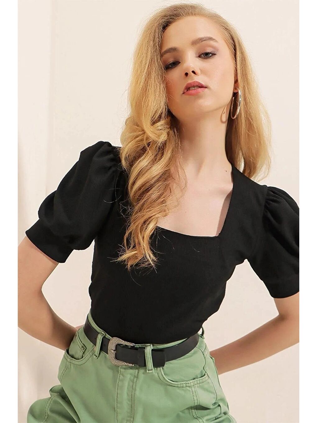 Siyah Kare Yaka Kısa Kol Bluz-1