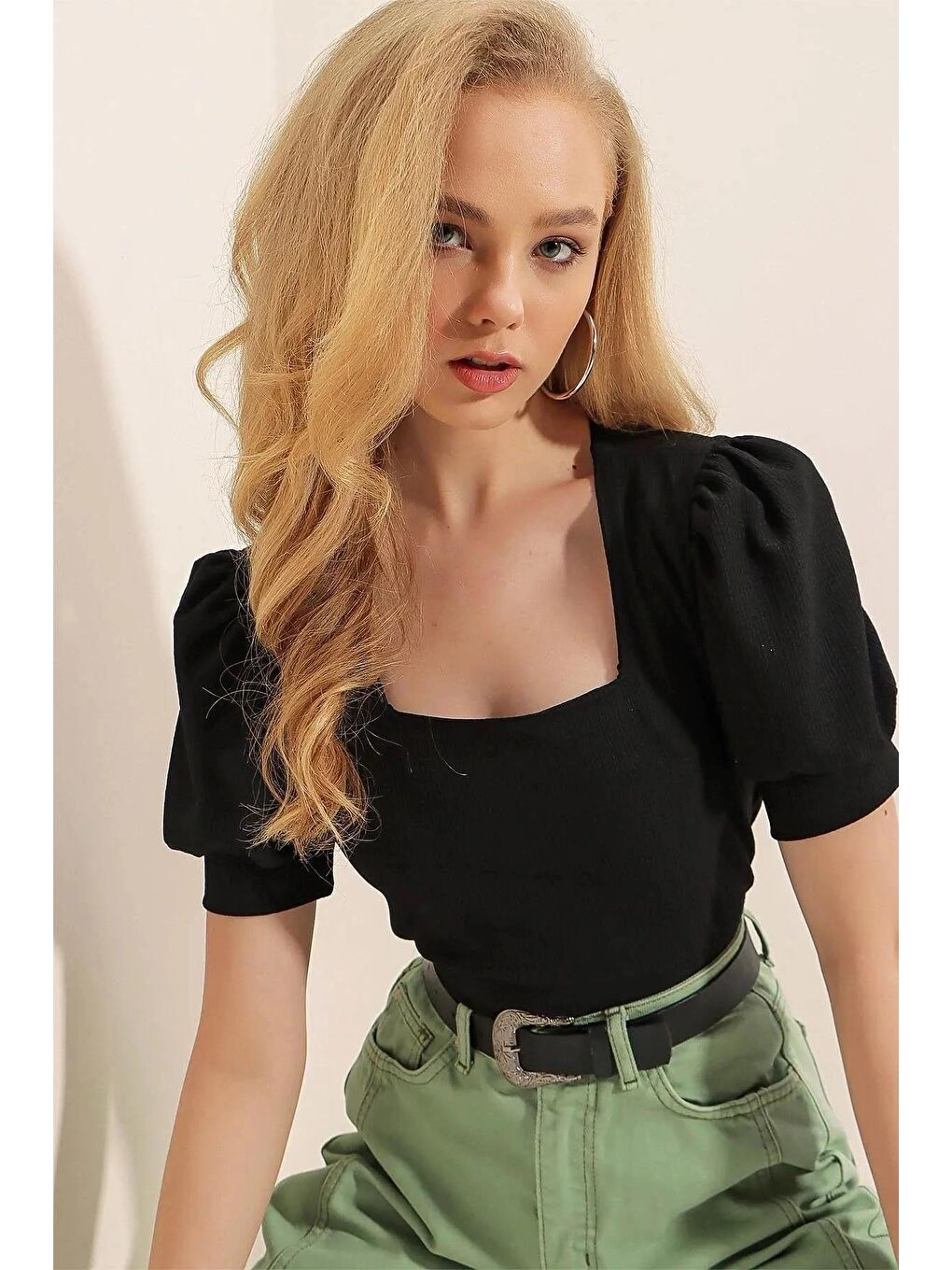 Siyah Kare Yaka Kısa Kol Bluz-2