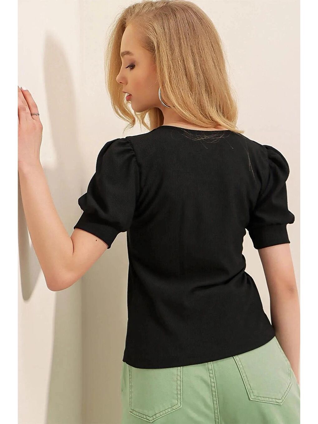 Siyah Kare Yaka Kısa Kol Bluz-3