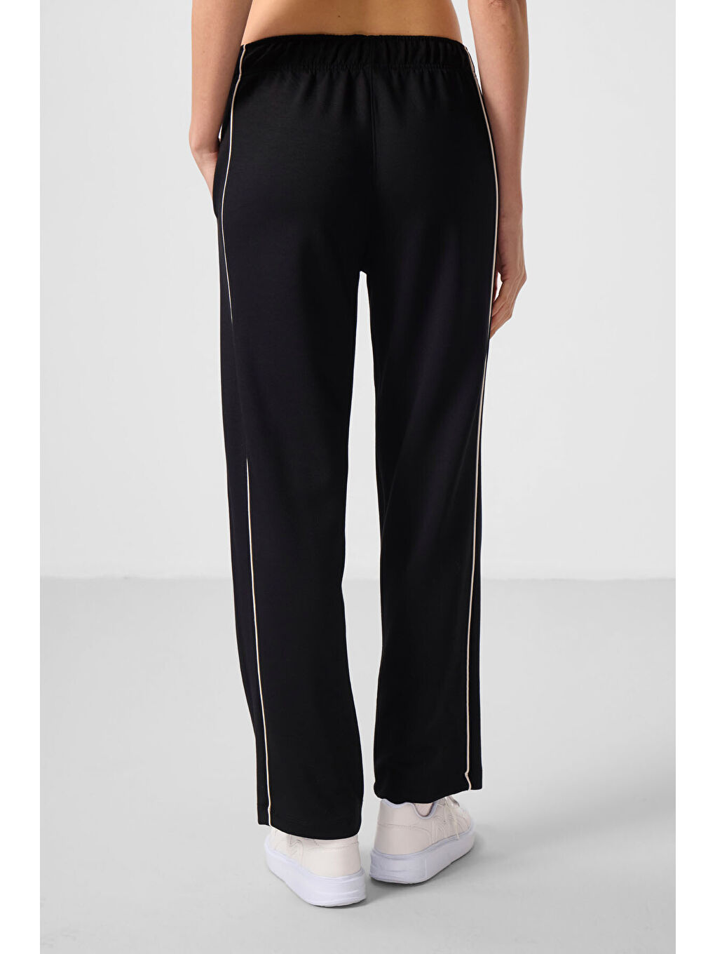 Siyah Yumuşak Dokulu Yan Panel Detaylı Geniş Paça Kadın Palazzo Pantolon - 94669-4